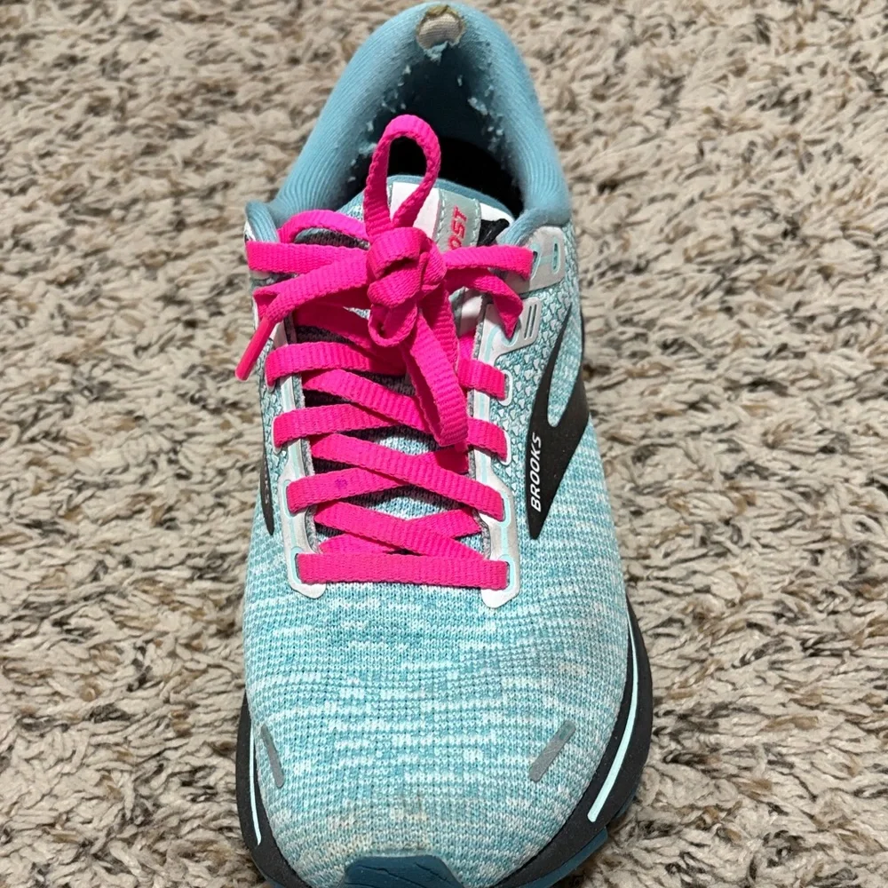 Brooks Women's Turquoise Running Shoes with Vibrant Pink Laces - Picture 3 of 3